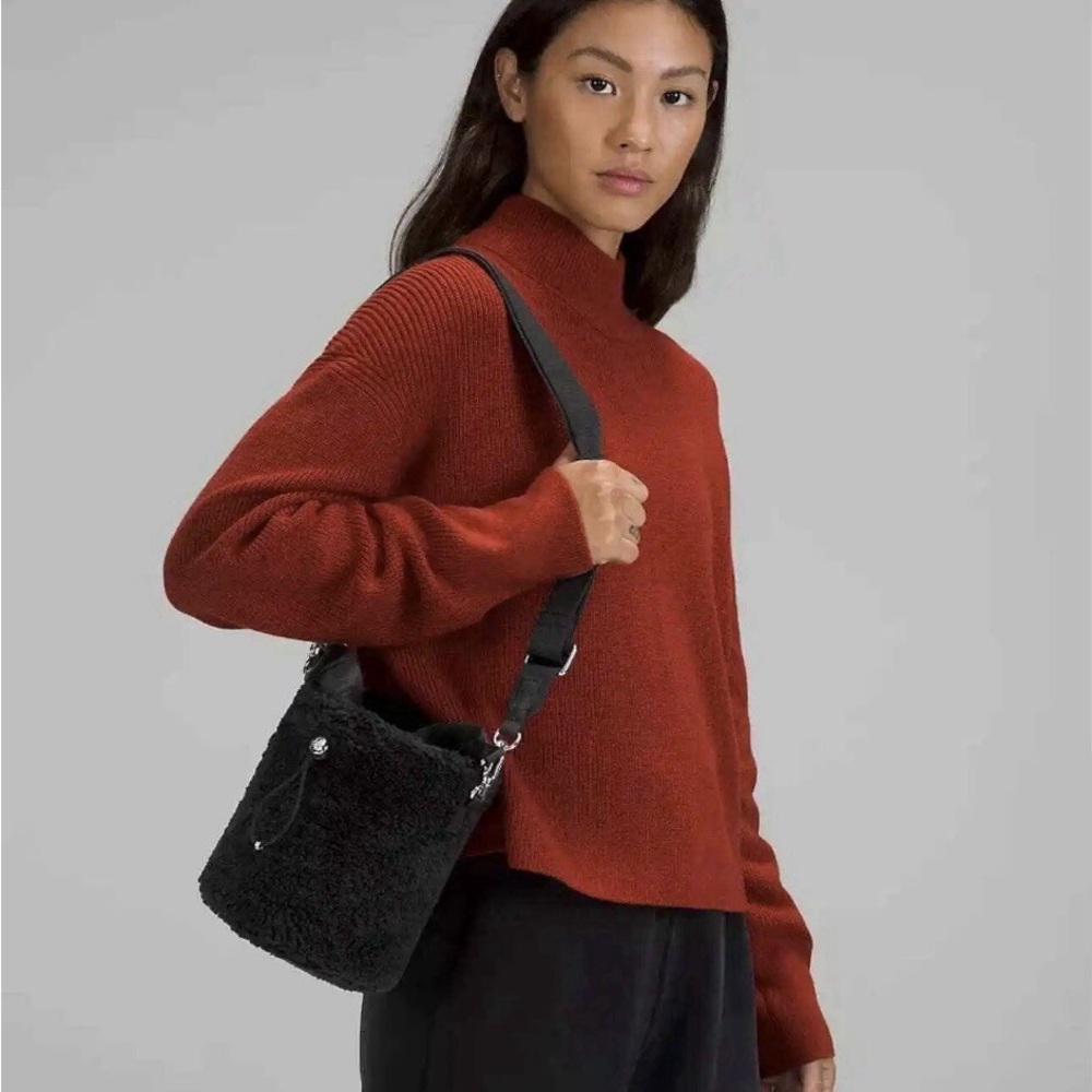 lululemon Crossbody Fleece Bucket Bag 2.5L
